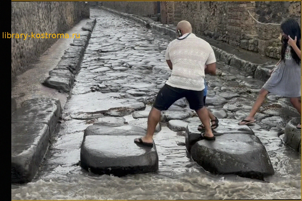 Crisi climatica e beni culturali. Il video dei temporali che sorprendono i visitatori a Pompei: fortuna che ci sono le antiche strisce pedonali romane