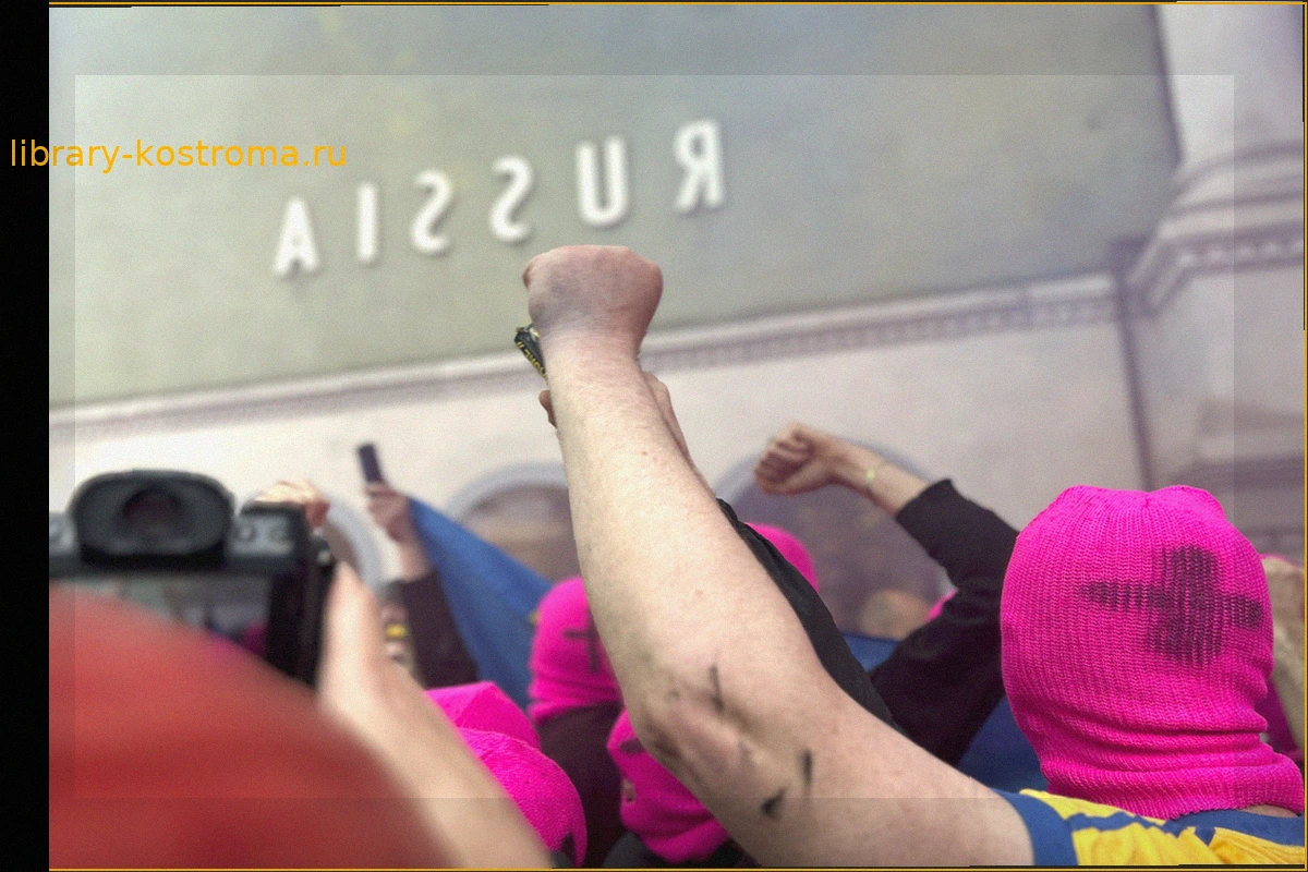 Pussy Riot и FEMEN протестуют у Российского павильона на Венецианской биеннале: «Кровь — истинный язык России»